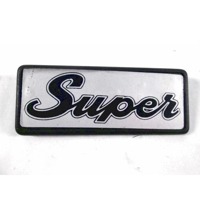 FREGIO LOGO SCRITTA "SUPER" MASCHERINA ANTERIORE FIAT 127 900 B SUPER (SECONDA SERIE) RICAMBIO NUOVO SUPPORTO DANNEGGIATO