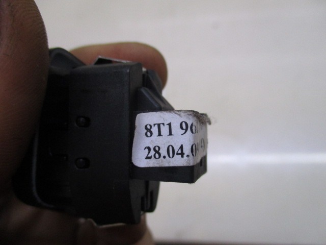 8T1902107 GRUPPO COMANDO CHIUSURA INTERNA PORTE AUDI A5 2.0 B 132KW 6M 3P (2010) RICAMBIO USATO 