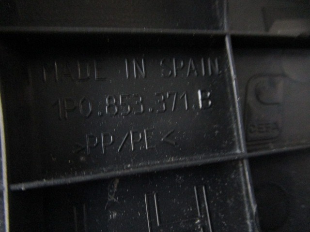 1P0853371B RIVESTIMENTO PIEDI BATTITACCO LATERALE SINISTRO SEAT LEON 1.6 G 75KW 5M 5P (2010) RICAMBIO USATO 