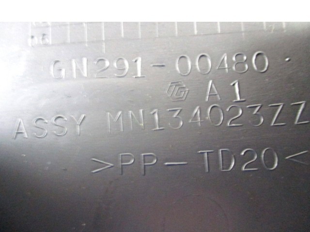 MN134023ZZ VANO PORTAOGGETTI CENTRALE CRUSCOTTO MITSUBISHI GRANDIS 2.0 D 6M 5P 100KW (2006) RICAMBIO USATO 