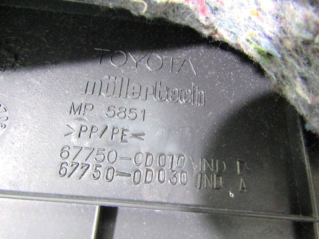67750-0D010 RIVESTIMENTO PANNELLO INTERNO INFERIORE PORTELLONE COFANO POSTERIORE BAULE TOYOTA YARIS 1.3 B 64KW 5M 5P (2006) RICAMBIO USATO 