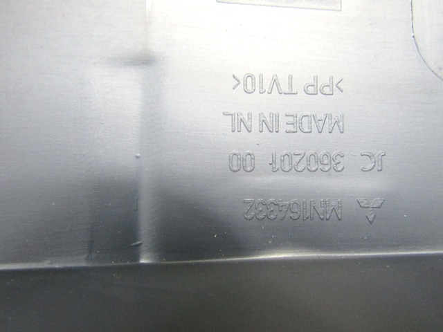 MN164332 RIVESTIMENTO CRUSCOTTO LATO DESTRO CON BOCCHETTA AERAZIONE MITSUBISHI COLT 1.5 B 80KW 5M 2P (2011) RICAMBIO USATO 