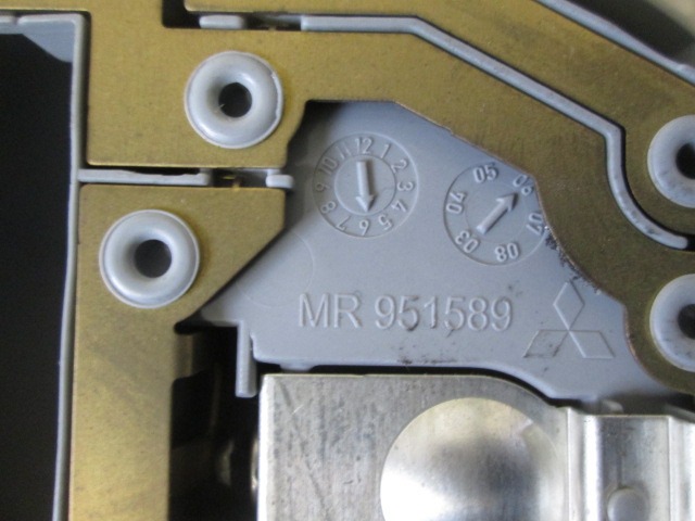 MR951589 PLAFONIERA LUCE INTERNA ABITACOLO MITSUBISHI COLT 1.5 D 70KW 5P 3P (2007) RICAMBIO USATO 