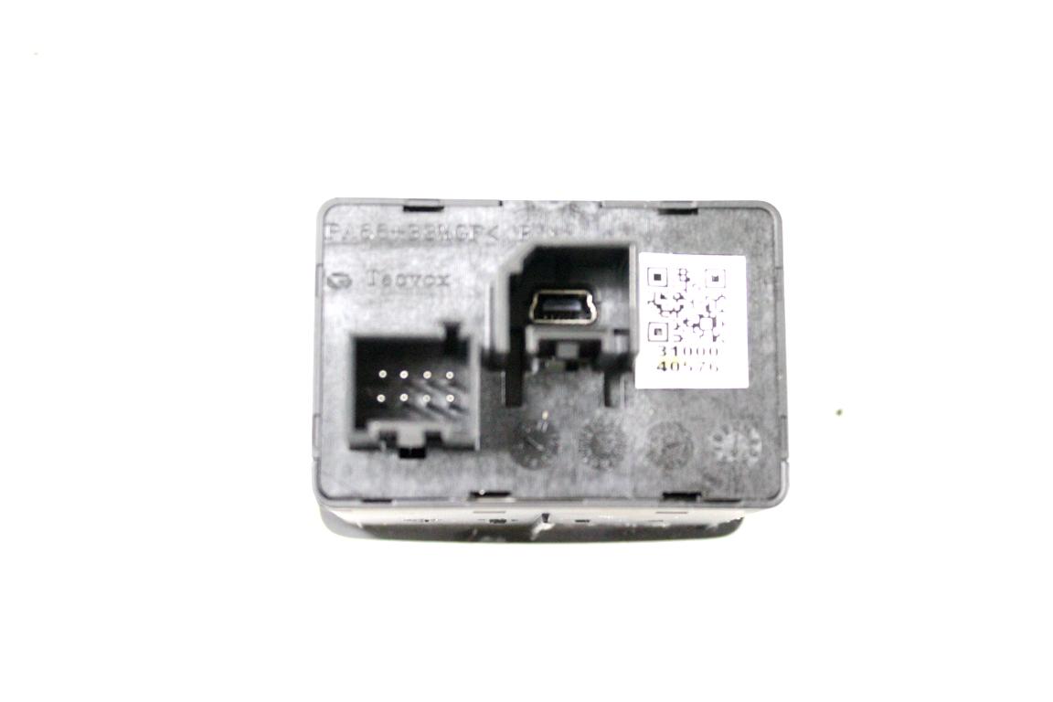 156102119 PORTA INGRESSO USB AUX ALFA ROMEO GIULIETTA 1.6 D 77KW 6M 5P (2014) RICAMBIO USATO