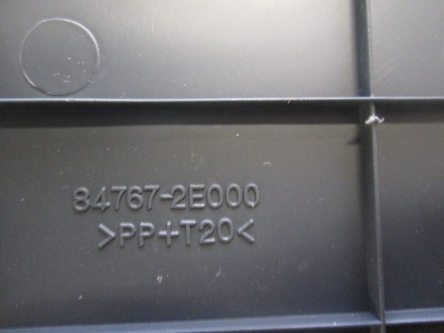 84767-2E000 RIVESTIMENTO LATERALE DESTRO CRUSCOTTO HYUNDAI TUCSON 2.0 D 4X4 103KW 6M 5P (2007) RICAMBIO USATO 
